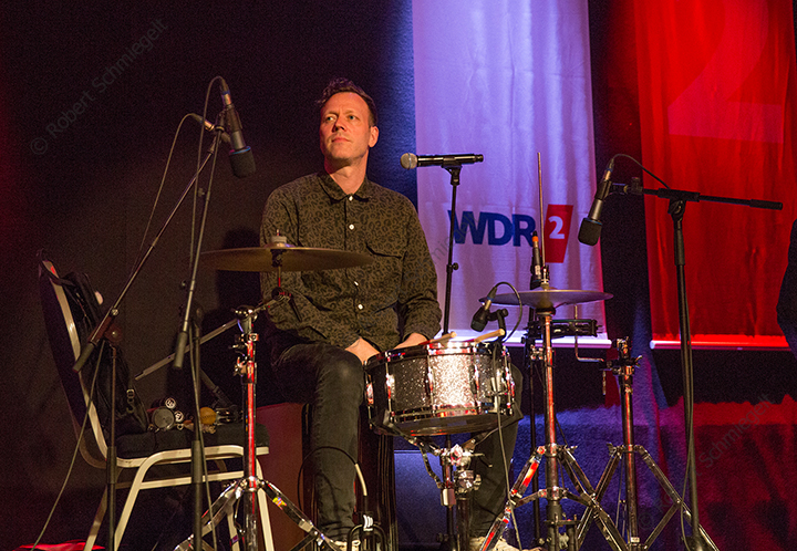 James Blunt Begleitmusiker (Drums) [Foto: Robert Schmiegelt]