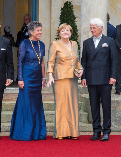 Joachim Sauer, Oberbürgermeisterin von Bayreuth, Brigitte Merk-Erbe, Bundeskanzlerin Angela Merkel und Thomas Erbe [Foto: Robert Schmiegelt]