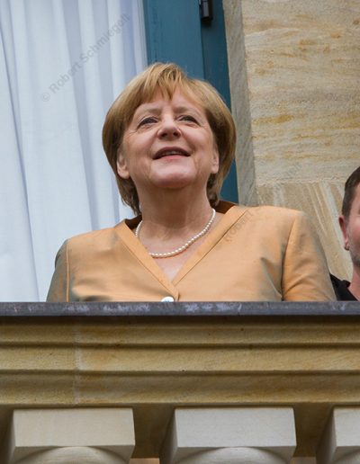 Bundeskanzlerin Angela Merkel wartet auf den Royalen Besuch aus Schweden [Foto: Robert Schmiegelt]