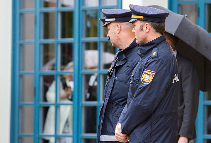 Notwendige Polizeiüberwachung am Festspielhaus [Foto: Robert Schmiegelt]