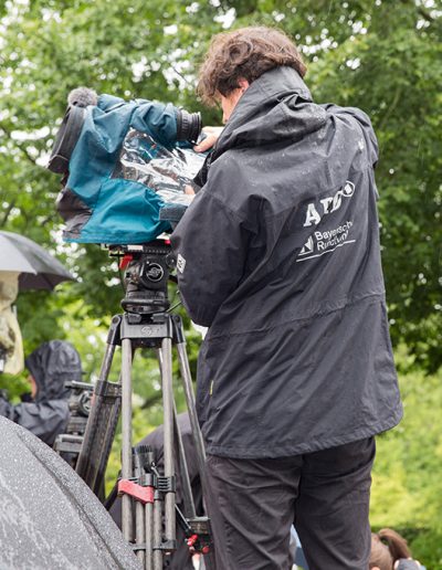 ARD-Kameramann im Starkregen [Foto: Robert Schmiegelt]