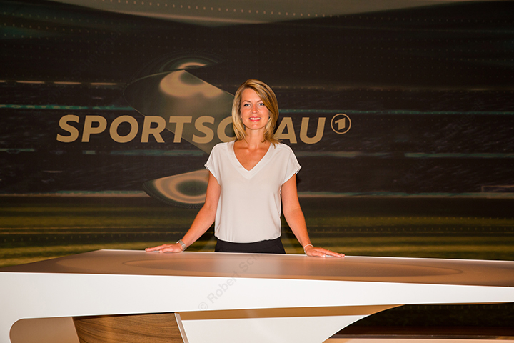 Sportmoderatorin Jessy Wellmer im neuen Outfit des "Sportstudios" beim WDR [Foto: Robert Schmiegelt]